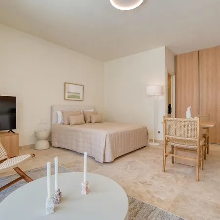 Avalon Gardens 2 A5 Apartman Émba